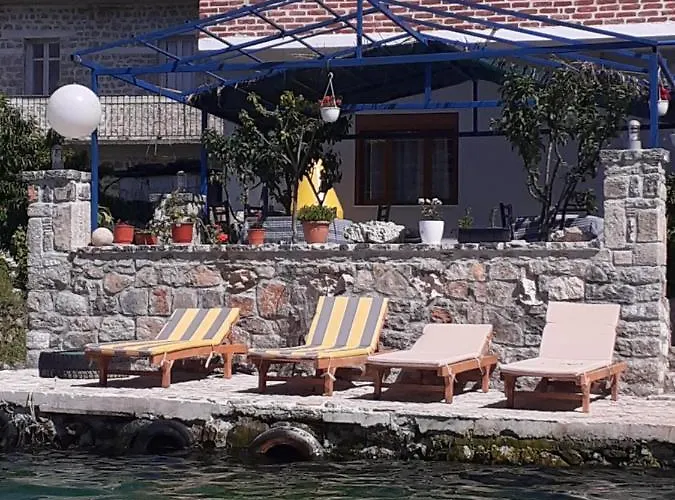 לינה וארוחת בוקר Nesti Relax 4*